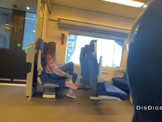 Een vreemdeling meisje jerked af en zoog mijn lul in een trein op publiek | xhamster