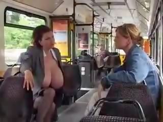 Énorme grand seins lassie traite en la publique tram