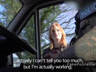 Forfalskning politi pannelugg blond i hans varebil i offentlig