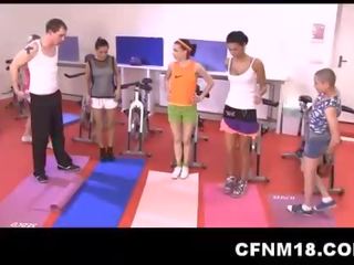 Un aptitud entrenador consigue undressed y castigada para su cruel work-out